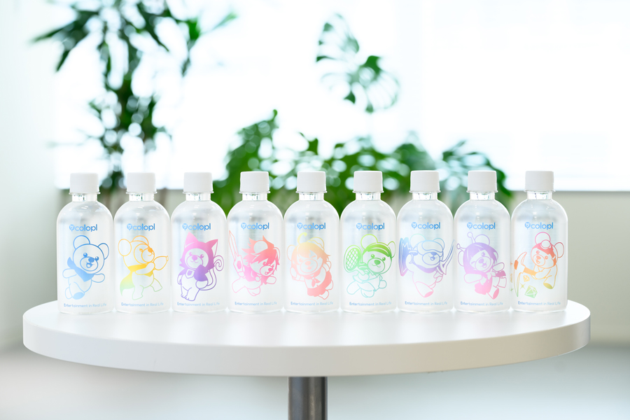 イメージ:来客用に配布している「コロプラ水」と題した飲料ボトルには、再生ペット樹脂を使用したリサイクルPETボトルを使用しています。